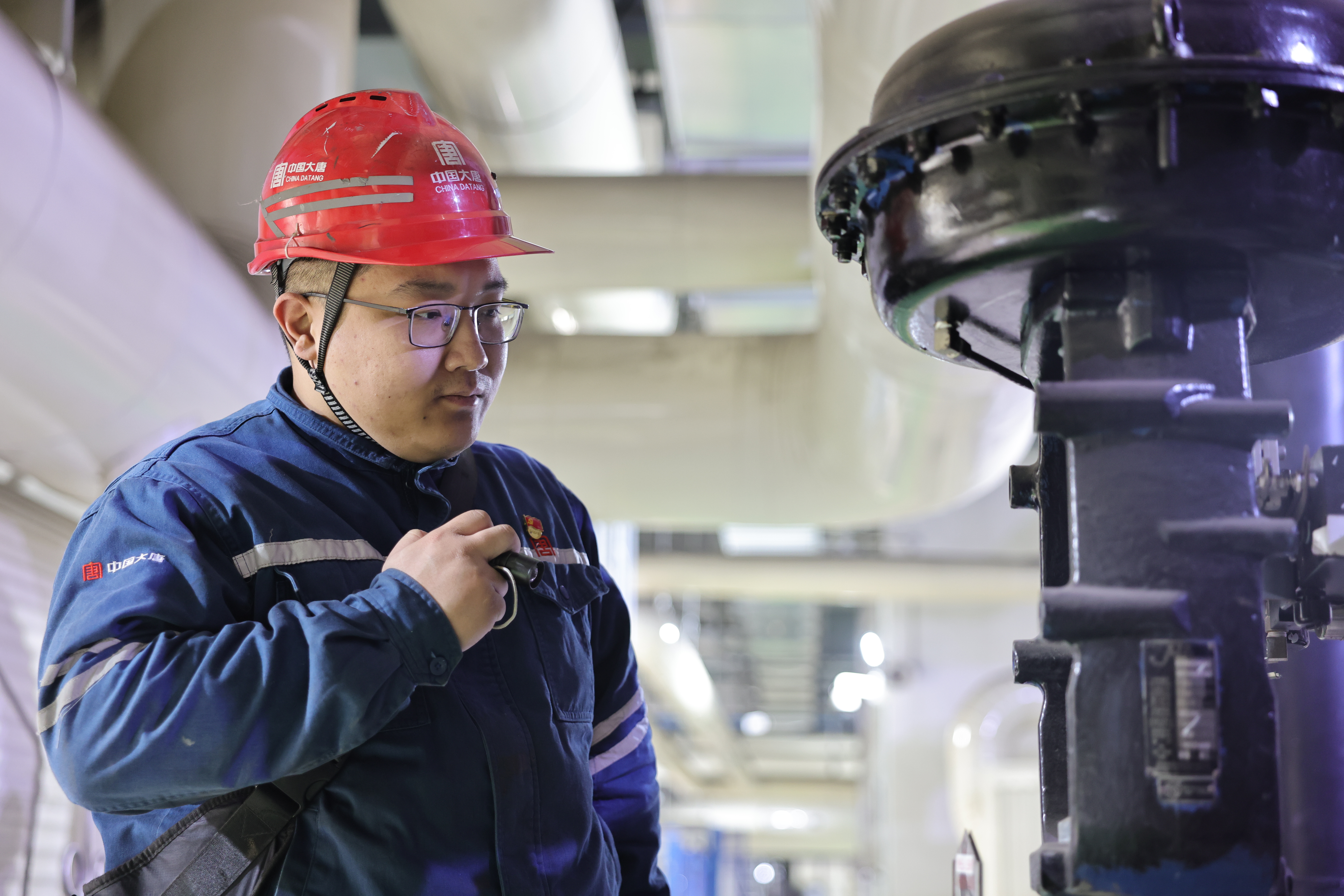 1715655536587094442.jpg 王硕在设备运行中检查调门动作情况.jpg